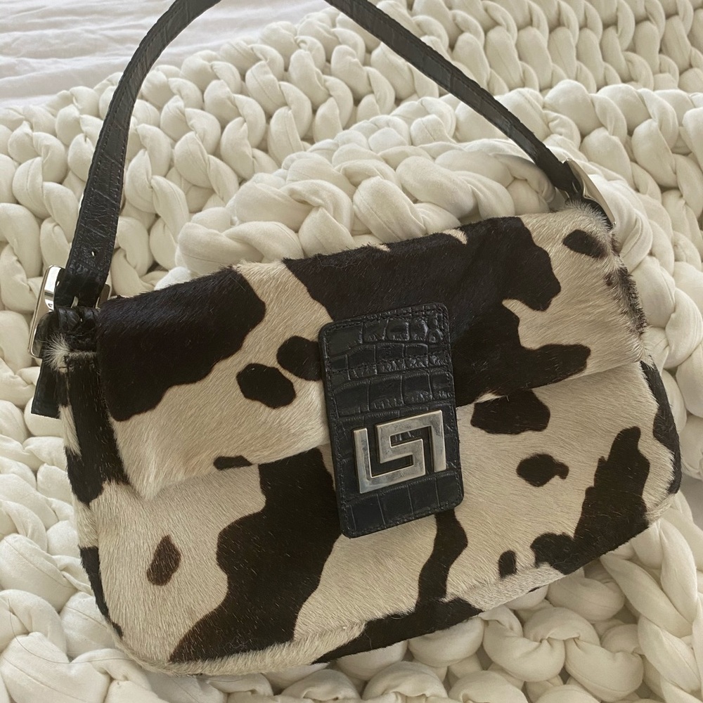 VTG cache cow hide purse // buckle baguette bag 🍒